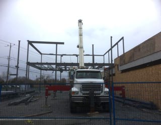 Première étape de montage d'une structure d'acier premiere etape de montage d'une structure d'un batiment d'acier réalisée sur mesure