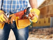 Projet clé en main Ouvrier devant une structure en acier et en bois en cours de construction